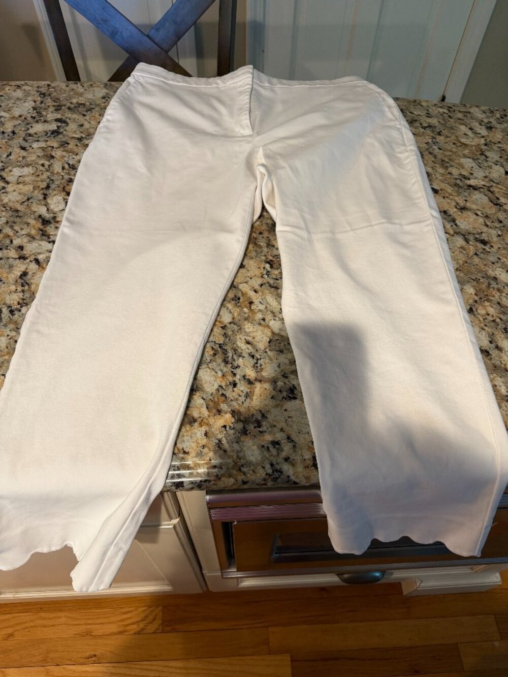White Scallop Ann Taylor Cropped Pants - Size 16